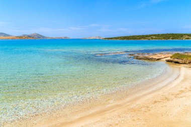 Yunanistan 'ın Paros adası sahilinde deniz suyunun olduğu güzel kumlu sahil manzarası