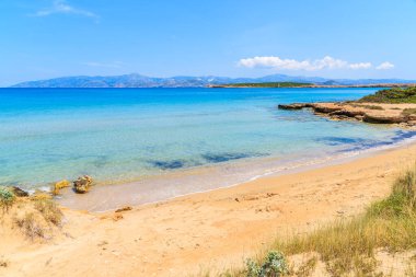 Yunanistan 'ın Paros adası sahilinde deniz suyuyla kaplı güzel Santa Maria plajı manzarası