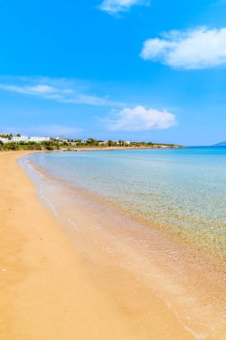 Yunanistan 'ın Paros adası sahilinde deniz suyuyla kaplı güzel Santa Maria plajı manzarası