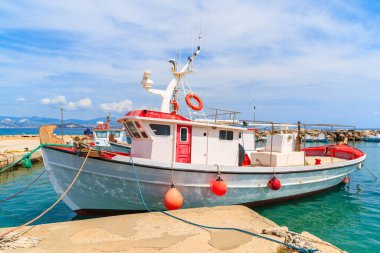 Yunanistan 'ın Paros adasındaki Ampelas limanında geleneksel balıkçı tekneleri