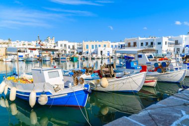 Naoussa limanı, Paros adası, Kiklad, Yunanistan 'daki tipik balıkçı tekneleri
