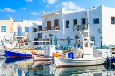 Naoussa limanı, Paros adası, Kiklad, Yunanistan 'daki tipik balıkçı tekneleri