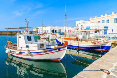 Naoussa limanı, Paros adası, Kiklad, Yunanistan 'daki tipik balıkçı tekneleri