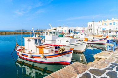Naoussa limanı, Paros adası, Kiklad, Yunanistan 'daki tipik balıkçı tekneleri