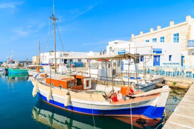 Naoussa limanı, Paros adası, Kiklad, Yunanistan 'daki tipik balıkçı tekneleri