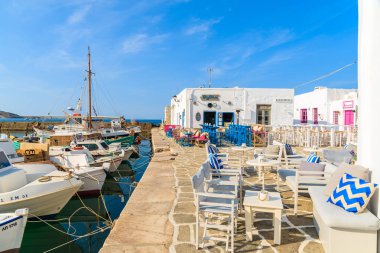 NAOUSSA PORT, PAROS ISLAND - 19 Mayıs 2016: Yunanistan 'ın Paros adasındaki balıkçı tekneleri ile Naoussa limanındaki restoranlar ve barlar.