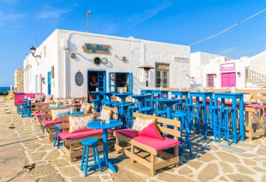 NAOUSSA PORT, PAROS ISLAND - 19 Mayıs 2016: Yunanistan 'ın Paros adasındaki Naoussa limanındaki restoranlar ve barlar.
