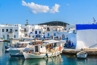 NAOUSSA PORT, PAROS ISLAND - 19 Mayıs 2016: Yunanistan 'ın Paros adasındaki Naoussa limanında demirleyen balıkçı tekneleri.