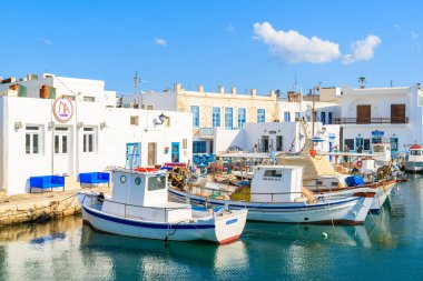 NAOUSSA PORT, PAROS ISLAND - 19 Mayıs 2016: Yunanistan 'ın Paros adasındaki balıkçı tekneleri ile Naoussa limanındaki restoranlar ve barlar.