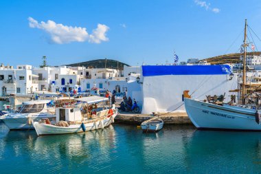 NAOUSSA PORT, PAROS ISLAND - 19 Mayıs 2016: Yunanistan 'ın Paros adasındaki Naoussa limanında demirleyen balıkçı tekneleri.