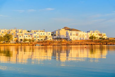Güneş doğarken Naoussa köyü manzarası, Paros adası, Kiklad, Yunanistan
