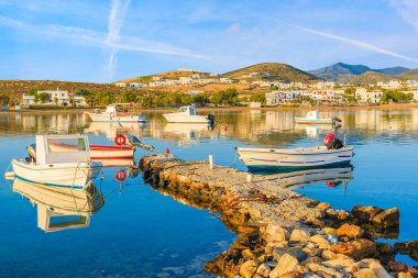 Güneş doğarken Naoussa limanına demir atan balıkçı tekneleri, Paros adası, Kiklad, Yunanistan