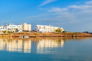 Güneş doğarken Naoussa köyü manzarası, Paros adası, Kiklad, Yunanistan