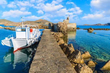 Geleneksel balıkçı teknesi Naoussa limanında arka planda eski şato, Paros adası, Kiklad, Yunanistan
