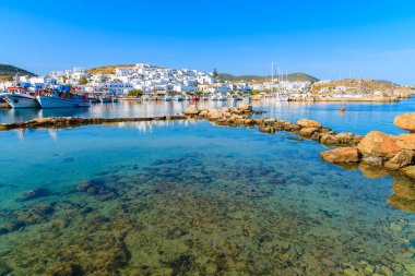 Günbatımında Naoussa balıkçı limanı manzarası, Paros Adası, Kiklad, Yunanistan