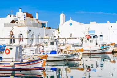 Naoussa limanı, Paros adası, Kiklad, Yunanistan 'daki tipik balıkçı tekneleri
