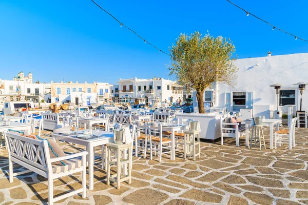 Naoussa limanı, Paros adası, Yunanistan 'da meyhaneli masalar