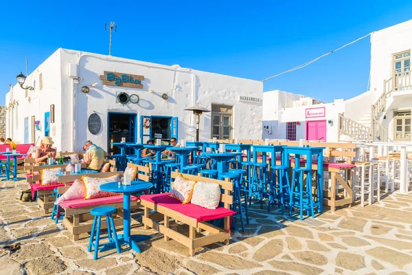 NAOUSSA TOWN, PAROS ISLAND - 17 Mayıs 2016: Yunanistan 'ın Paros adasındaki Naoussa limanındaki Yunan tavernasında akşam yemeği yiyen insanlar.