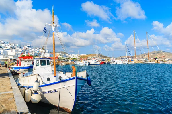 NAOUSSA PORT, PAROS Adası- 18 Mayıs 2016: Yunanistan 'ın Paros adasındaki Naoussa limanında demirleyen geleneksel beyaz balıkçı teknesi.