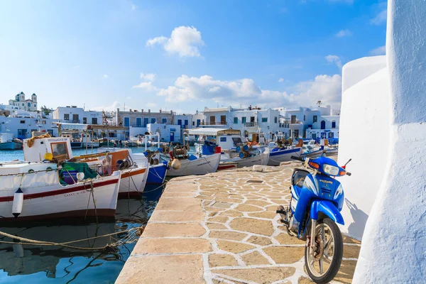 NAOUSSA PORT, PAROS ISLAND - 18 Mayıs 2016: Yunanistan 'ın Paros adasındaki Naoussa limanında park etmiş scooter.