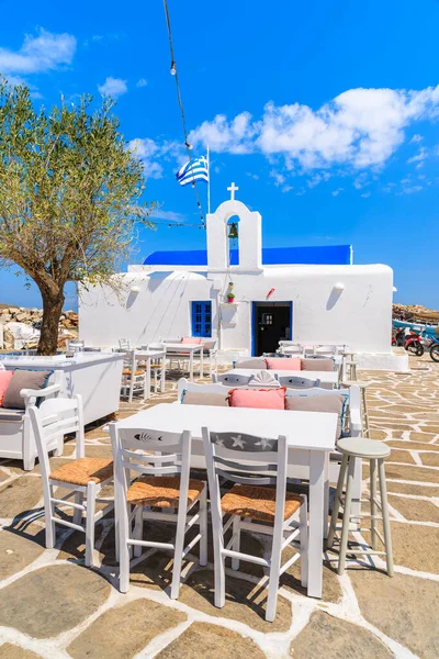 Meydandaki meydanda Naoussa limanı, Paros adası, Kiklad, Yunanistan 'daki tipik beyaz Yunan kilisesi yer alıyor.