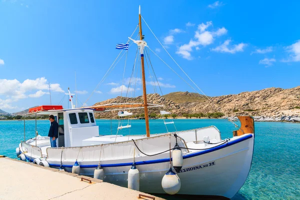 PAROS Adaları, GREECE - 20 Mayıs 2016: Yunanistan 'ın Paros Adası' ndaki tenha deniz koyuna demirlemiş tipik balıkçı teknesi.