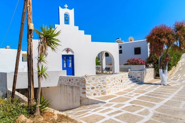 Yunanistan 'ın Paros adasındaki Naoussa kasabasındaki tipik Yunan beyaz kilisesi