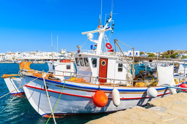 Naoussa limanı, Paros adası, Kiklad, Yunanistan 'daki tipik balıkçı teknesi