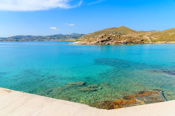 Yunanistan 'ın Paros adasındaki Monastiri Körfezi' nin güzel kristal berrak deniz suyu