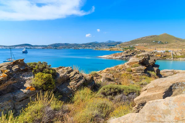 Yunanistan 'ın Monastiri Körfezi' ndeki Paros adasının güzel kıyıları