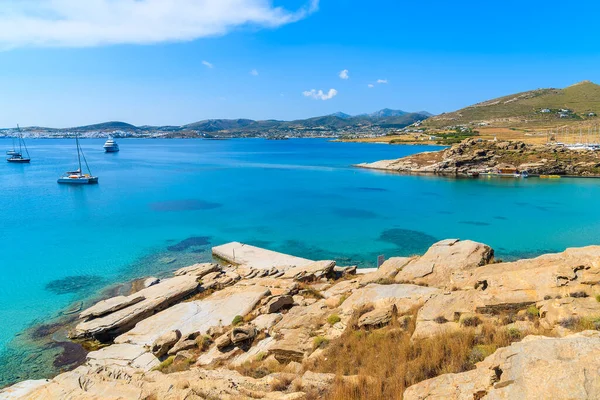 Turkuaz deniz suyuyla güzel bir Monastiri körfezi manzarası, Paros Adası, Yunanistan