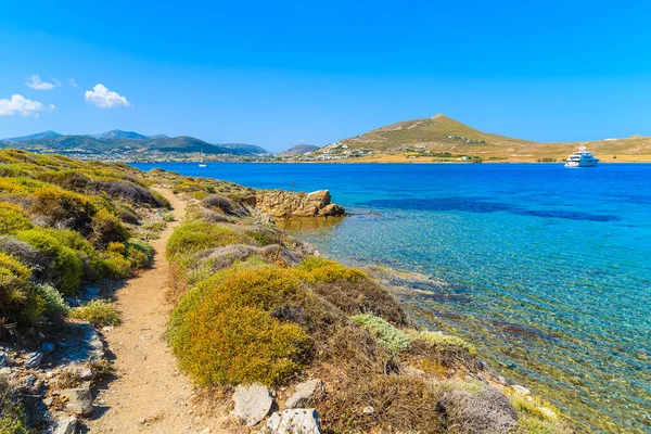 Güzel Monastiri koyundaki kıyı yolu turkuaz deniz suyu, Paros adası, Yunanistan