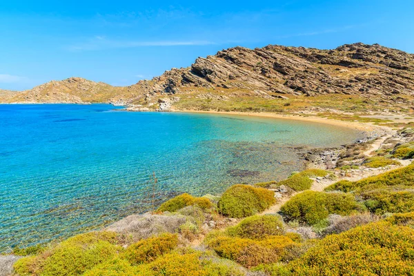 Turkuaz deniz suyuyla güzel bir Monastiri körfezi manzarası, Paros Adası, Yunanistan