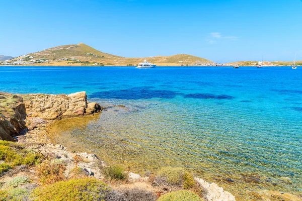 Yunanistan 'ın Paros adasındaki Monastiri körfezinde kristal berrak deniz suyuyla güzel bir sahil.