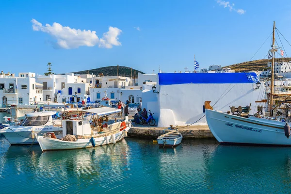 NAOUSSA PORT, PAROS ISLAND - 19 Mayıs 2016: Yunanistan 'ın Paros adasındaki Naoussa limanında demirleyen balıkçı tekneleri.
