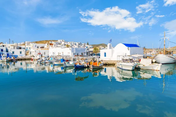 Yunan tarzı kilise ve geleneksel balıkçı tekneleri, Paros adası, Kiklad, Yunanistan 'ın Naoussa limanı manzarası