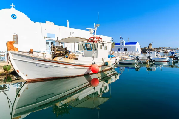Yunanistan 'ın Paros adasındaki Naoussa limanındaki küçük bir şapelin önünde demirleyen balıkçı teknesi