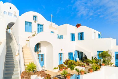 Yunanistan 'ın Kiklad adasındaki Imerovigli köyündeki Yunan tarzı dairelerin beyaz mimarisi