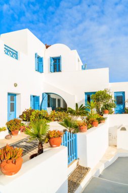 Yunanistan 'ın Kiklad adasındaki Imerovigli köyündeki Yunan tarzı dairelerin beyaz mimarisi