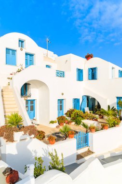 Yunanistan 'ın Kiklad adasındaki Imerovigli köyündeki Yunan tarzı dairelerin beyaz mimarisi