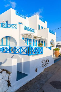 Yunanistan 'ın Kiklad adasındaki Imerovigli köyündeki Yunan tarzı dairelerin beyaz mimarisi