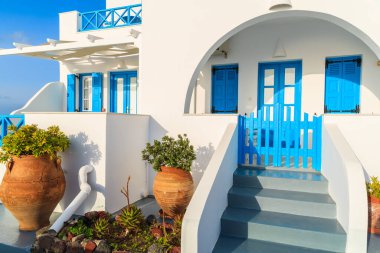 Yunanistan 'ın Kiklad adasındaki Imerovigli köyündeki Yunan evinin beyaz mimarisi