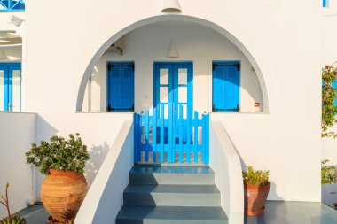 Günbatımında Imerovigli köyünde mavi pencereli beyaz Yunan evi, Santorini Adası, Yunanistan