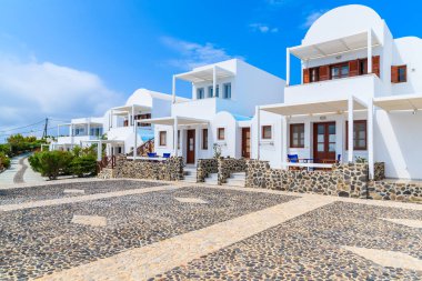 Yunanistan 'ın Santorini adasındaki Imerovigli köyünde Yunan tarzı geleneksel tatil daireleri inşa edildi