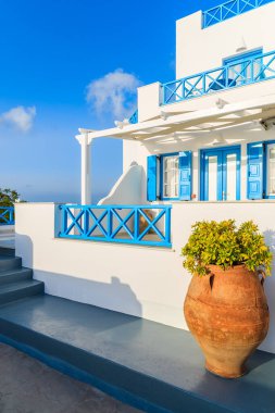 Yunanistan 'ın Kiklad adasındaki Imerovigli köyündeki Yunan tarzı dairelerin beyaz mimarisi