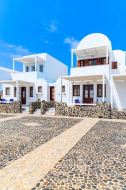 Yunanistan 'ın Santorini adasındaki Imerovigli köyünde Yunan tarzı geleneksel tatil daireleri inşa edildi