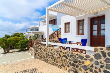 Yunanistan 'ın Santorini adasındaki Imerovigli köyünde Yunan tarzı geleneksel tatil daireleri inşa edildi