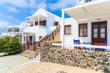 IMEROVIGLI VILLAGE, SANTORINI ADLAND - 22 Mayıs 2016: Yunanistan 'ın Santorini adasındaki Imerovigli köyünde Yunan tarzı geleneksel tatil daireleri.