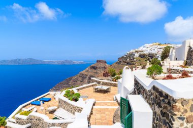 Tipik beyaz mimarisi olan güzel Firostefani köyü manzarası, Santorini Adası, Yunanistan