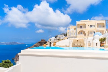 SANTORINI ADLAND, GREECE - 22 Mayıs 2016: Lüks otel binalı kalderanın manzarası, Yunanistan 'ın Santorini adasındaki Imerovigli köyünün tipik beyaz mimarisi.